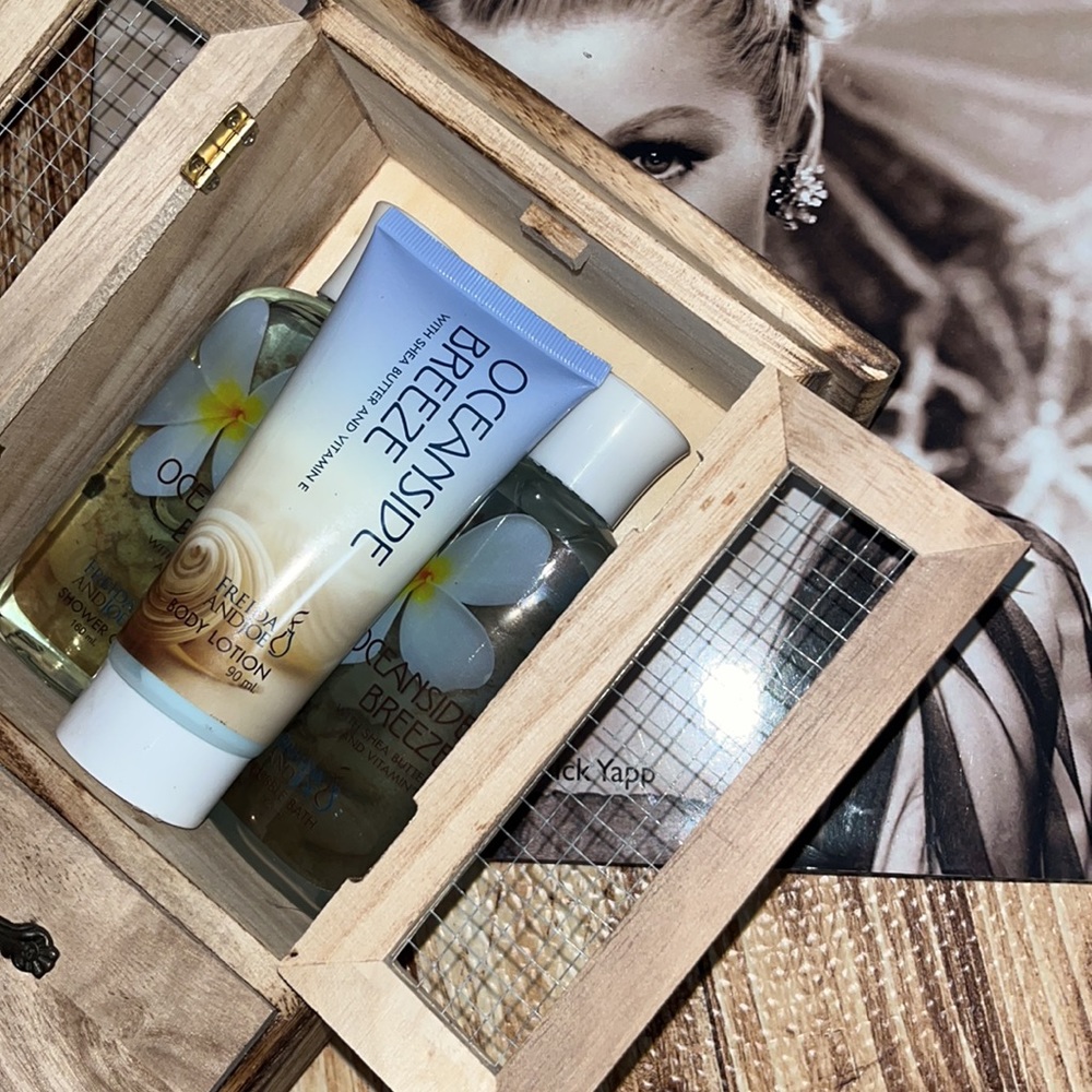 🧖🏻‍♀️ 🛁 🧖🏻‍♀️• or 🧖🏻‍♂️ 🛁… Freida & Joe x Lux Gift Set… 💦
